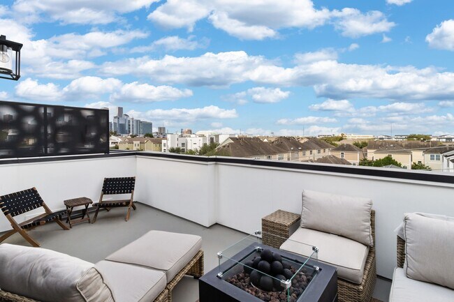 Building Photo - 1504 Ennis St