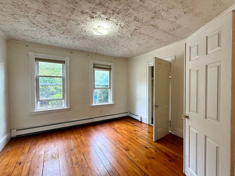 Building Photo - 18 Mead St