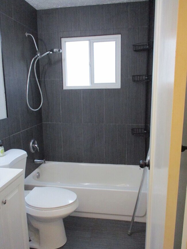 Building Photo - Adorable 3 Bedroom, 1 Bathroom Home in Tacoma