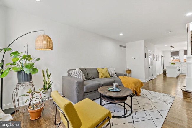 Building Photo - 2648 E Mayfield St