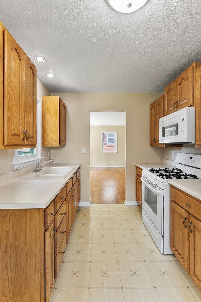 Building Photo - Lovely 3 bedroom home available soon!