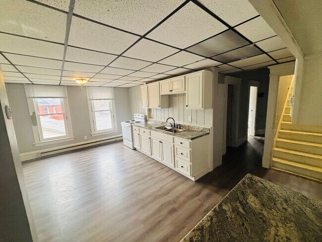 Building Photo - Huge 5BD Two Story Apartment Blocks from Downtown La Crosse