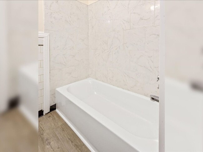 Building Photo - Luxury Remodeled 4 Bedrooms  2 Full Baths