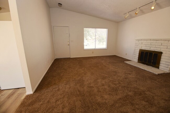 Building Photo - Great 3bed/2bath Home in Spring Valley