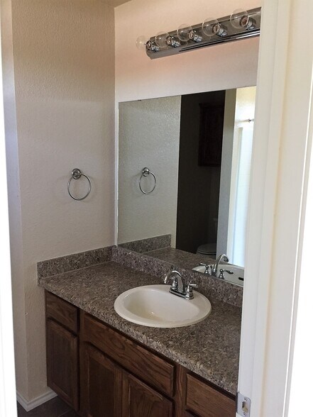 Building Photo - 941 Brookview Dr
