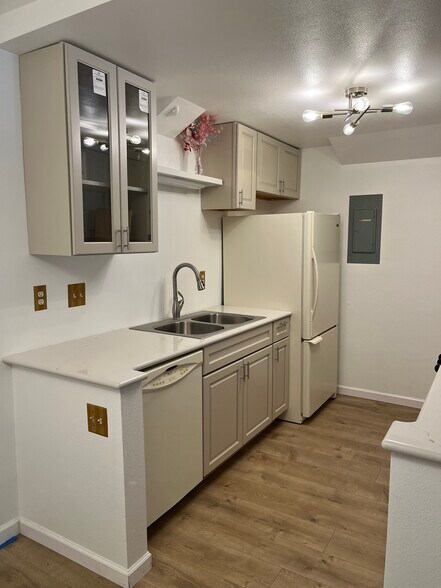 Building Photo - 8555 Fairmount Dr
