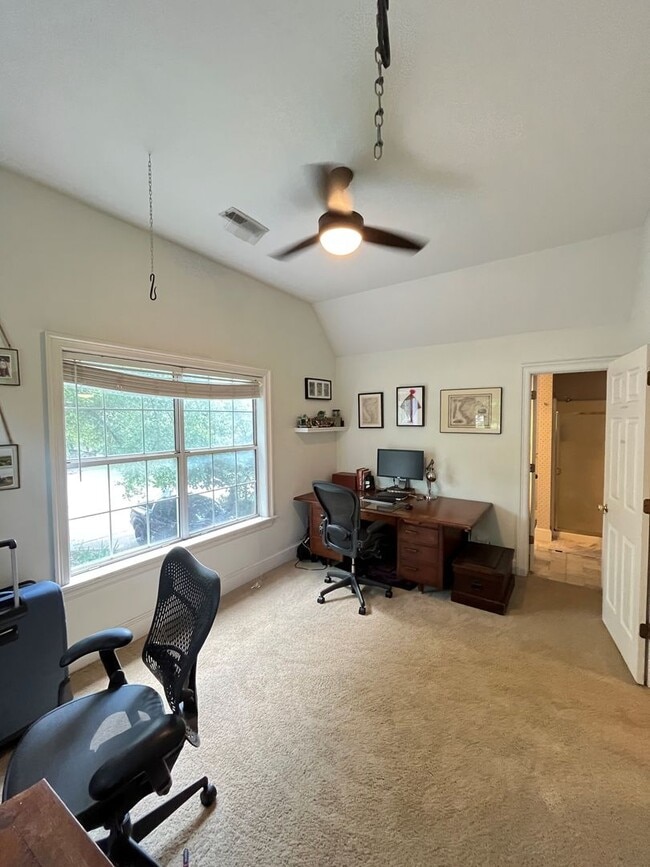 Building Photo - HISTORIC DOWNTOWN  3 bedroom 2.5 bath home