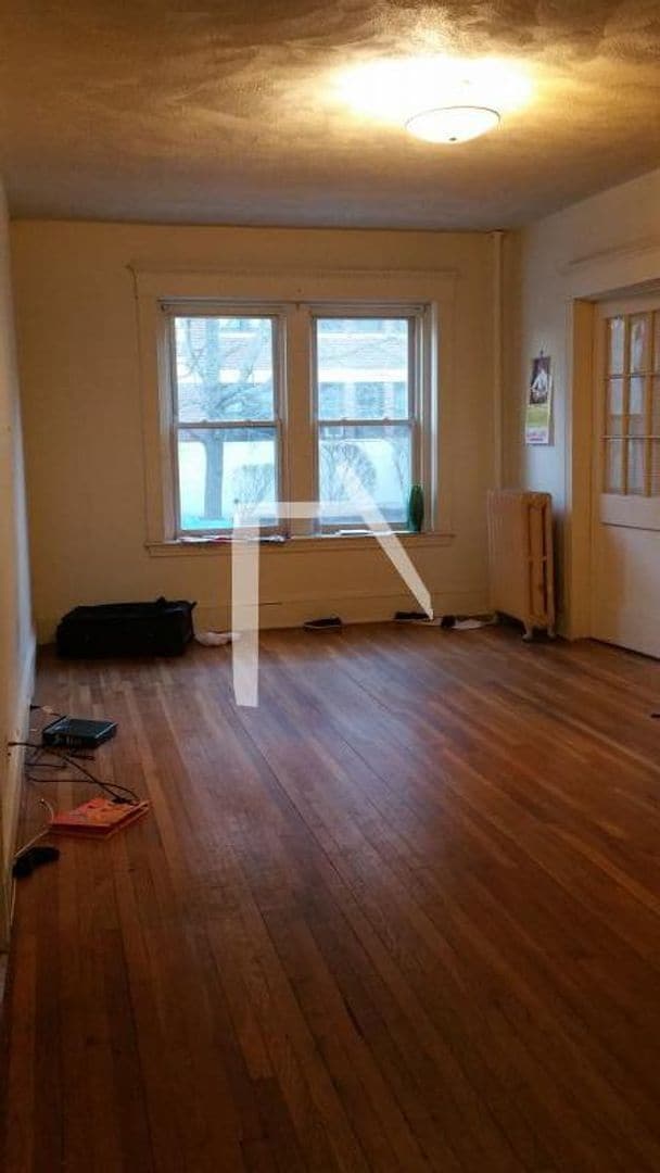 Building Photo - No Brokers Fee, No Security Deposit, heat,...