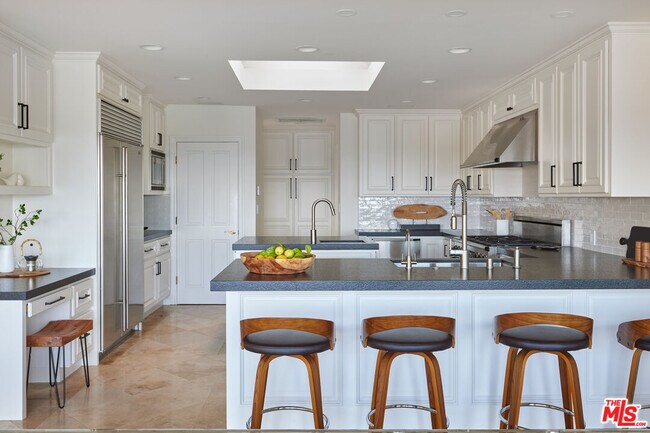 Building Photo - 1115 Palos Verdes Dr W