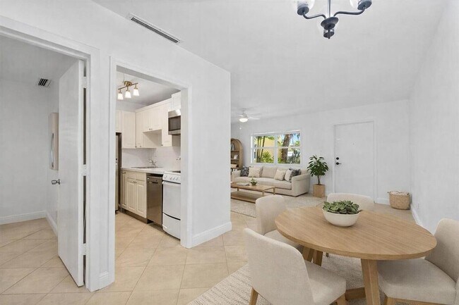 Building Photo - 815 Middle River Dr