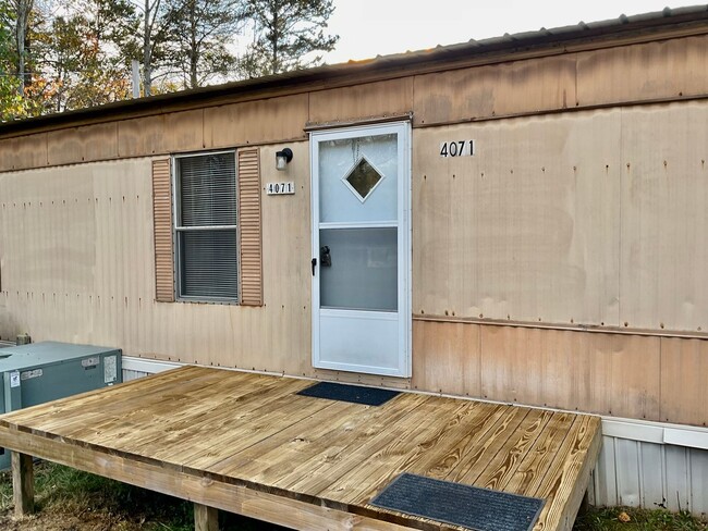 Building Photo - 2 Bedrooms, 1 Bath Mobile Home