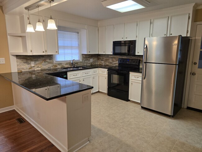 Building Photo - 4680 Forest Manor Dr
