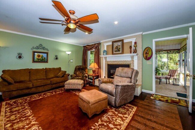Building Photo - Maryville 37803 - 3 bedroom home with bonus room - Contact Tom Parry (865) 607-3649