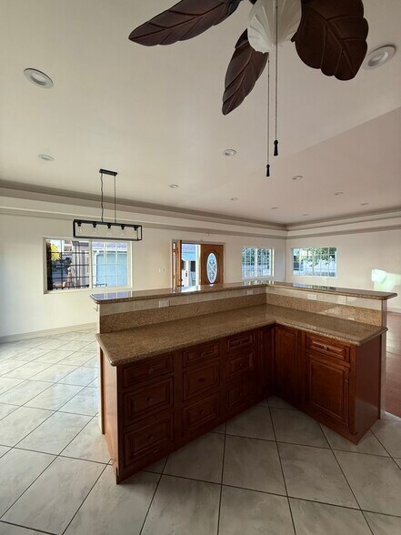 Building Photo - 1645 W 36th Pl