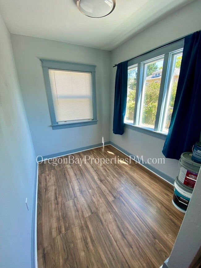 Building Photo - Johnson Ave: 2bdrm / 1 ba Home