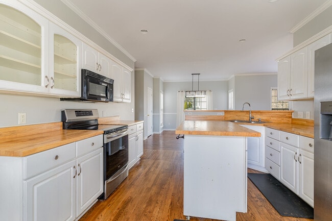 Building Photo - 3400 McGee Cove