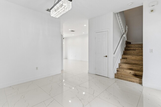 Building Photo - 5056 SW 141st Ave