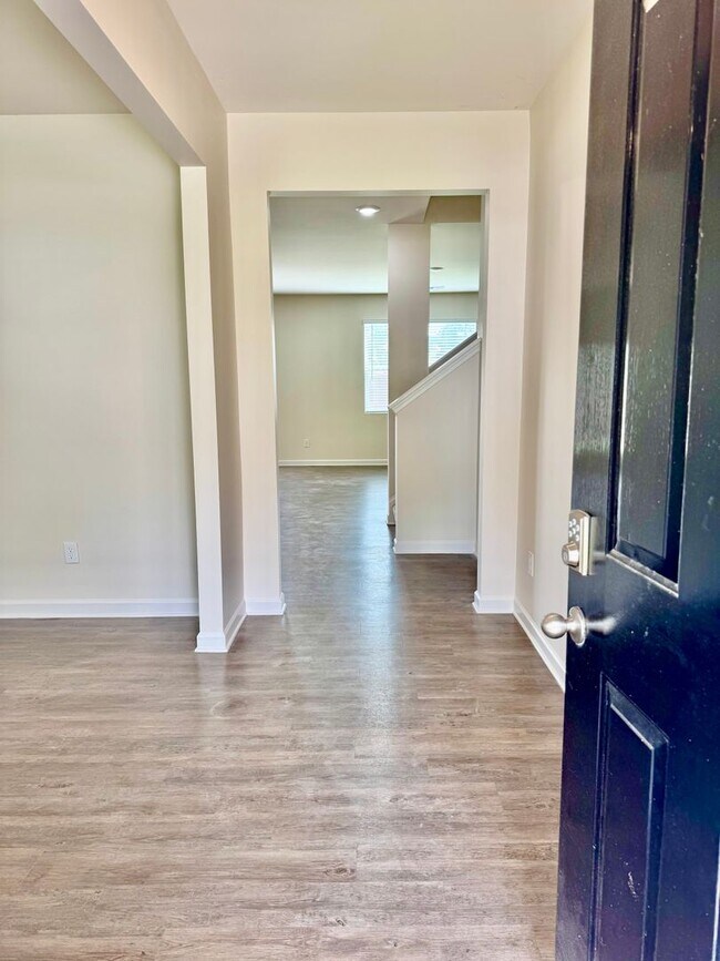 Building Photo - Beautiful 5 bedroom, 3 full bath home in D...