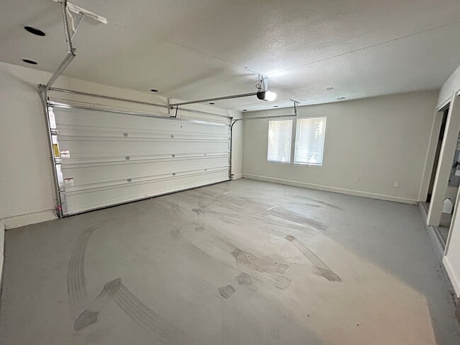 Building Photo - No HOA Home with 4 Bedrooms 2.5 Bathrooms