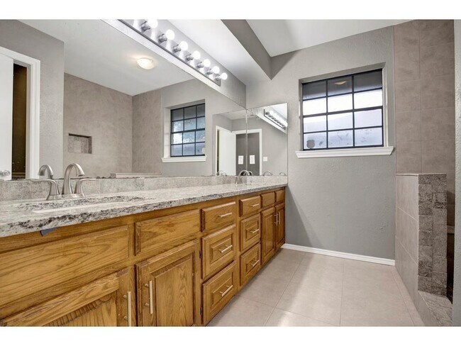 Building Photo - 100 Hacienda Dr