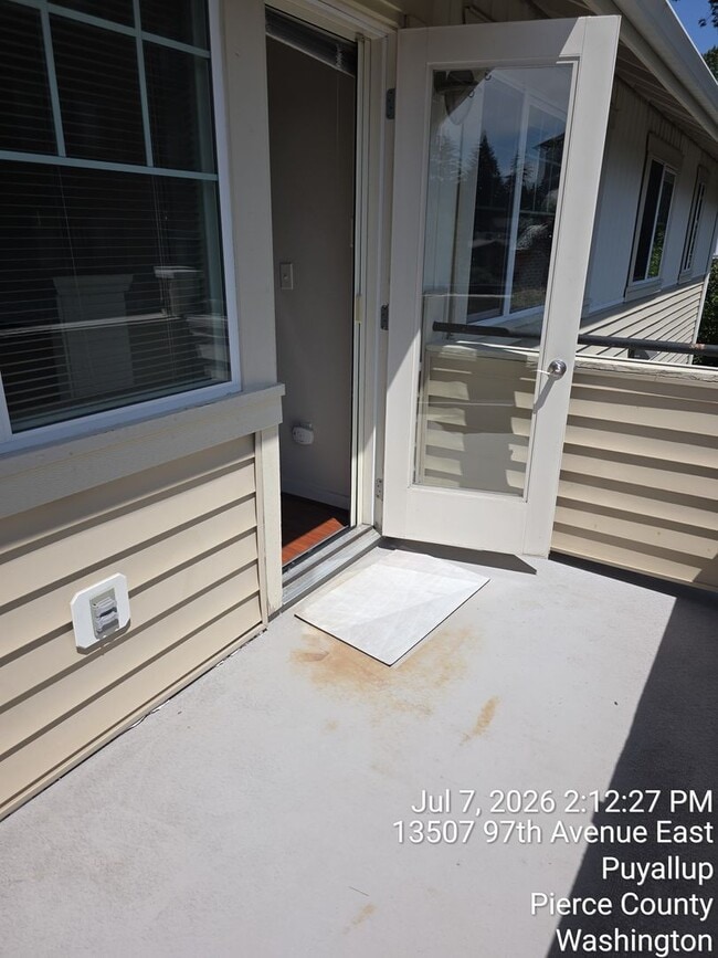 Building Photo - Trio Residences Puyallup condo - 2 bedroom, 2 bathroom with 2 car garage located in gated communi...