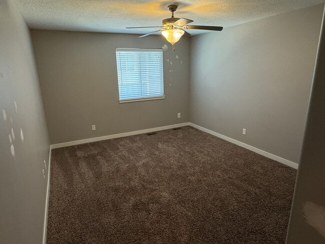 Building Photo - Beautiful 3 bedroom 2 1/2 bath townhome