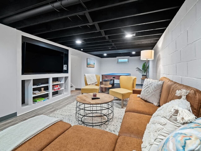 Building Photo - 3815 Ellendale Rd