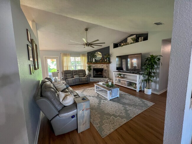 Building Photo - 445 Collinwood Loop