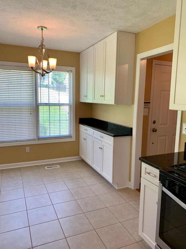 Building Photo - Lovely Tri-level Fayetteville Home