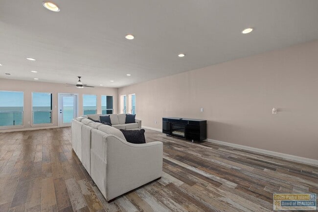 Building Photo - 618 N Shore Dr