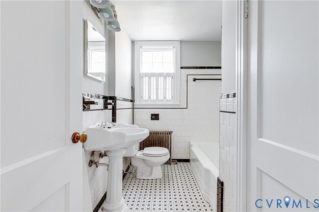 Building Photo - 1004 W 49th St