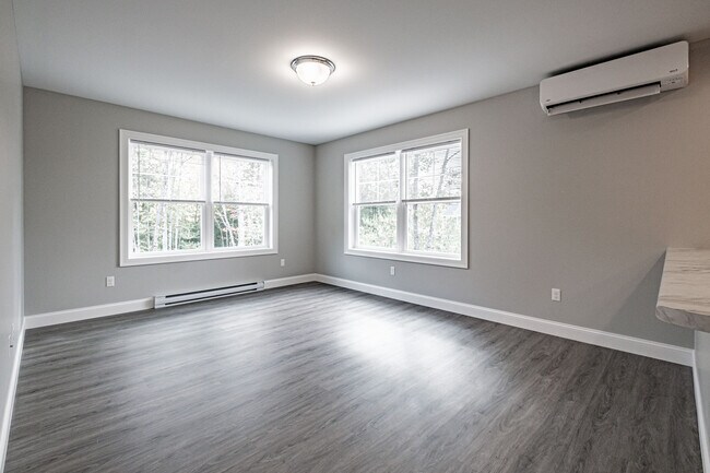 Building Photo - 8 Friendly Way