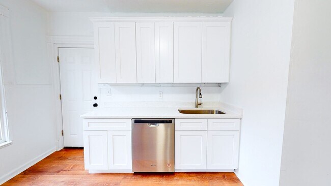 Building Photo - Spacious, Fully Renovated 3BR in Prime Eas...