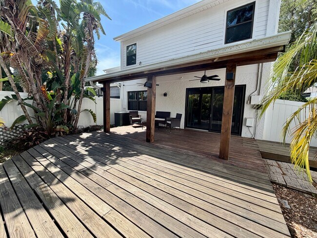 Building Photo - Updated 3 Bed 2.5 Bath Townhouse - SoHo / Hyde Park Area
