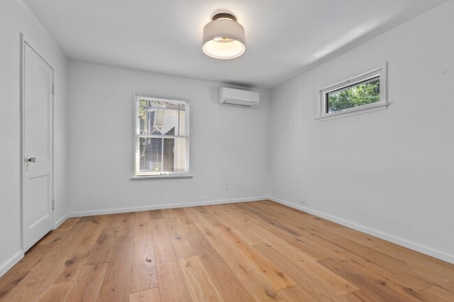 Building Photo - 2Bd/1Ba Seattle Duplex