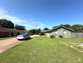 Building Photo - 2402 Parker Cir