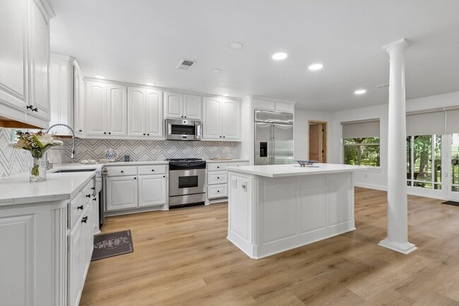 Building Photo - Stylish, Comfortable Colleyville Home with an Open, Airy Layout