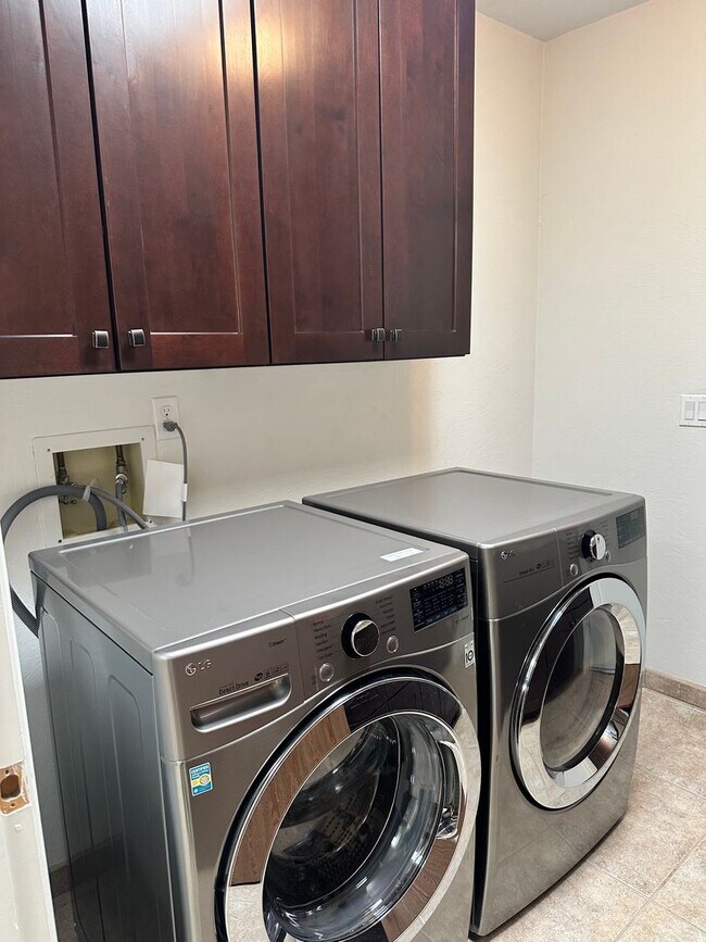 Building Photo - Townhome in Desirable Sunrise Presidio