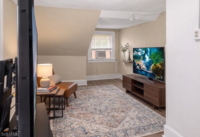 Building Photo - 558 Argyle Ave