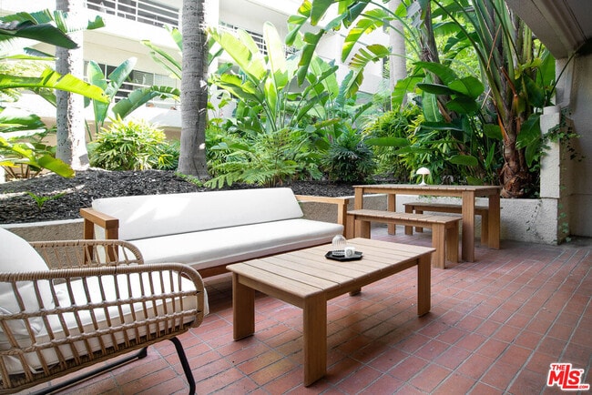 Building Photo - 1131 Alta Loma Rd