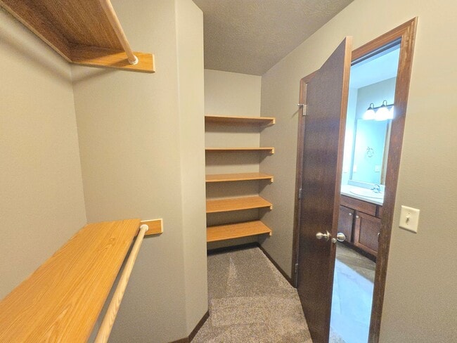 Building Photo - East Sioux Falls 4 Bed, 3 Bath Walkout Twi...