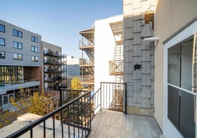 Building Photo - 408 Monroe St