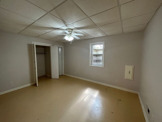 Building Photo - South AVL - One Bedroom Basement Apartment