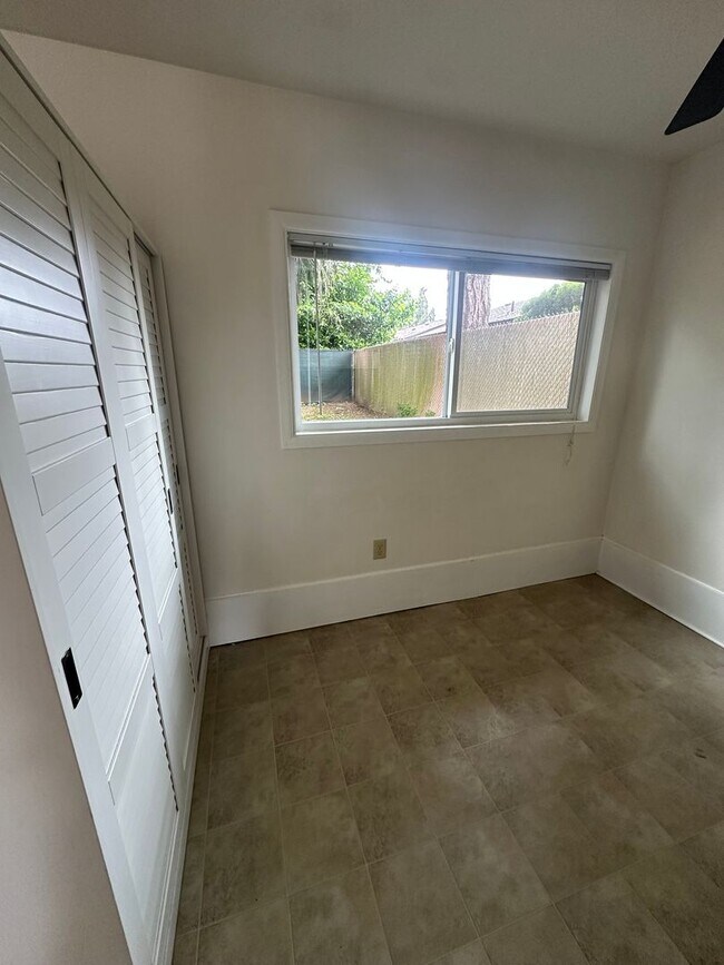 Building Photo - Cherry Ave Duplex