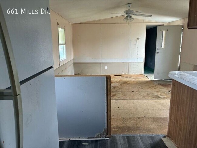 Building Photo - 661 W Mills Dr