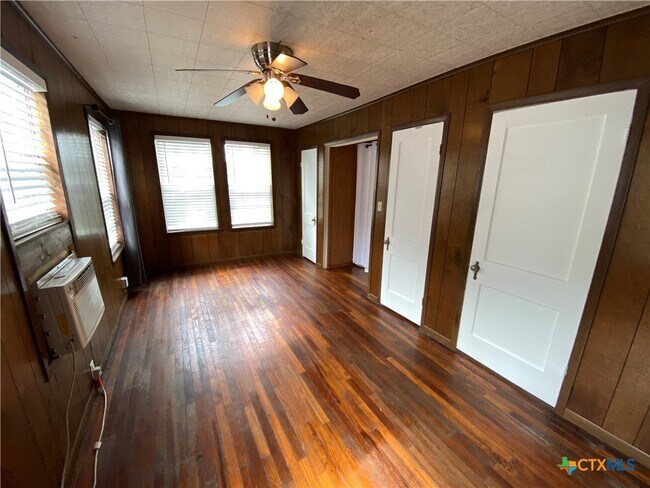 Building Photo - 1030 Cole Ave