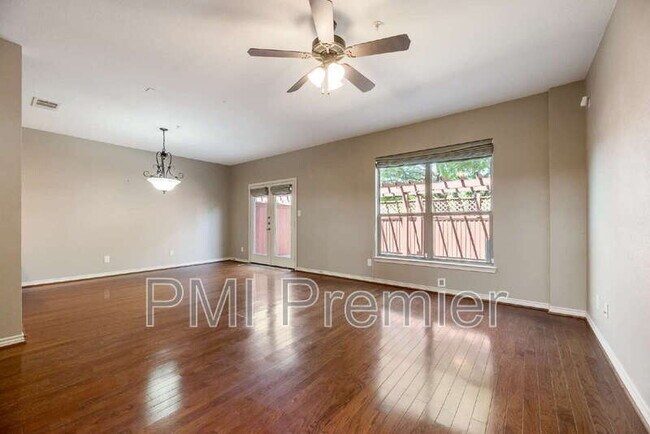 Building Photo - 321 Metropolitan Dr