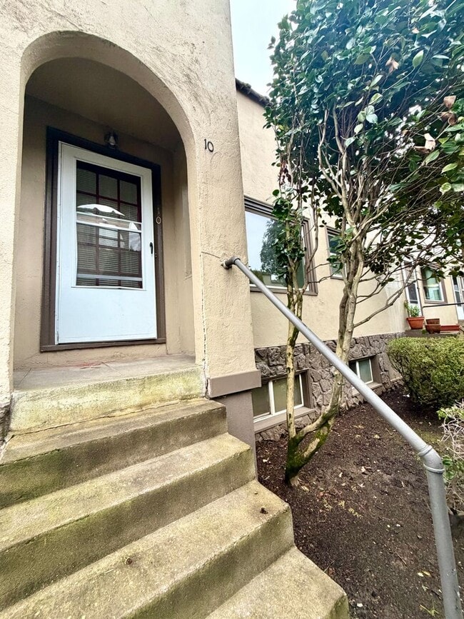 Building Photo - Cozy Buckman Charmer~ Quick Access to Big City Amenities~ Onsite Laundry~ Fur Babies Welcome!