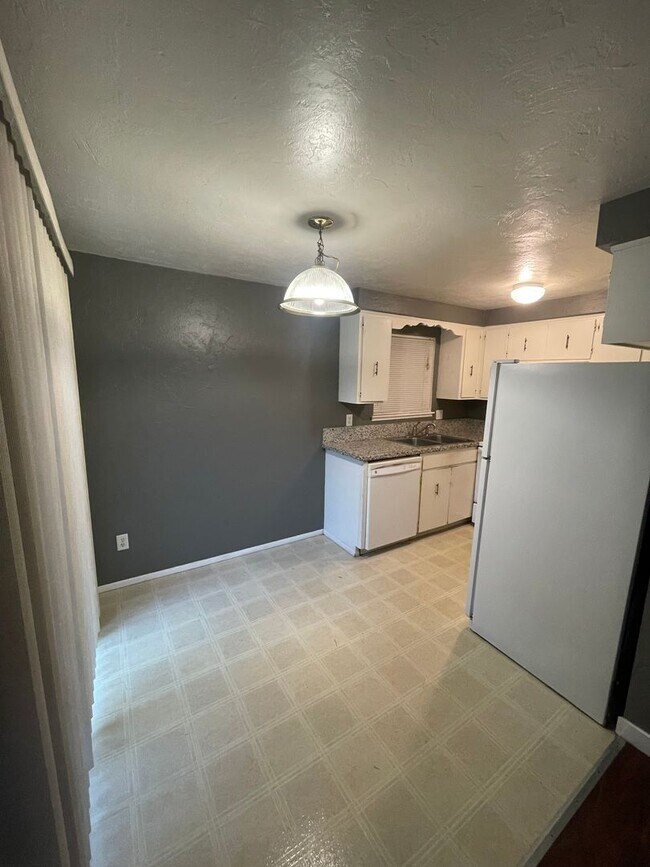 Building Photo - Pet Friendly 2 Bedroom in Lebanon!