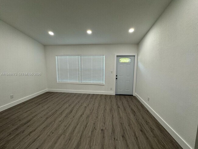 Building Photo - 11912 NE 10th Ave